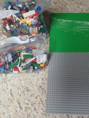 Legos Assorted Mix Over 2.5# & 2 Baseplates